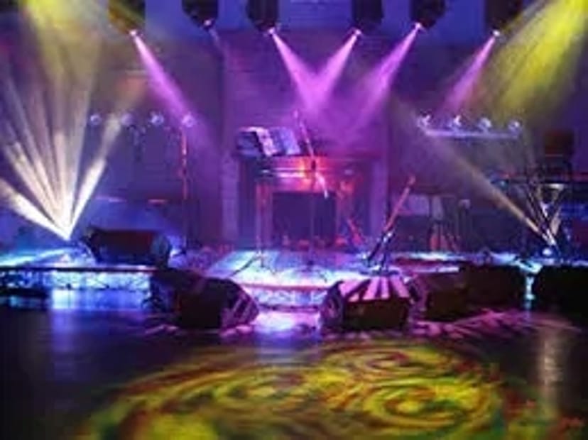 Звукове та світлове обладнання.