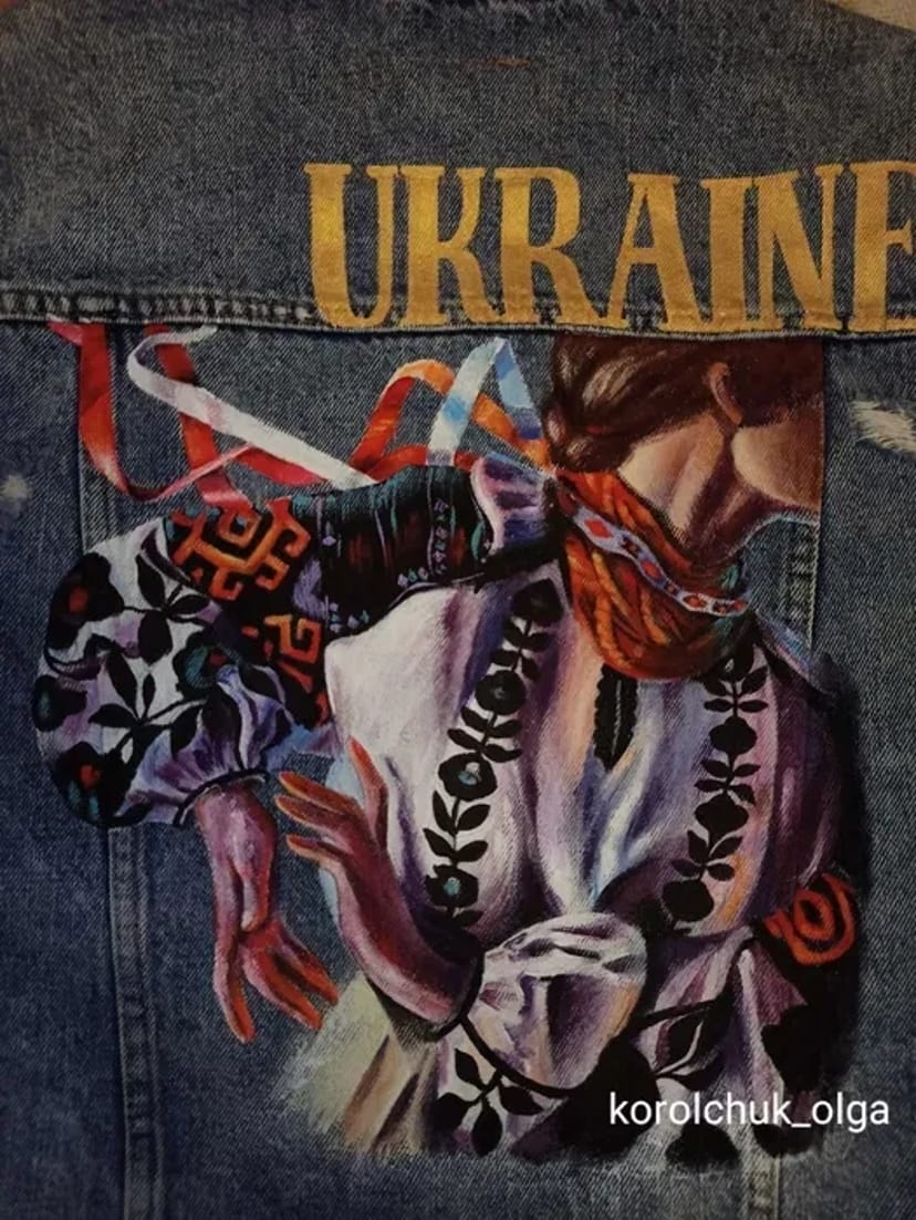 Креативна кастомізація та ручний розпис одягу, що підкреслює вашу індивідуальність