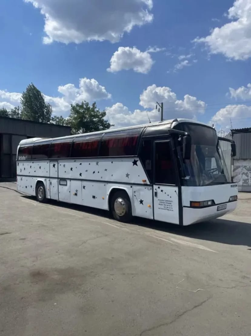 Великий автобус Neoplan для групових перевезень