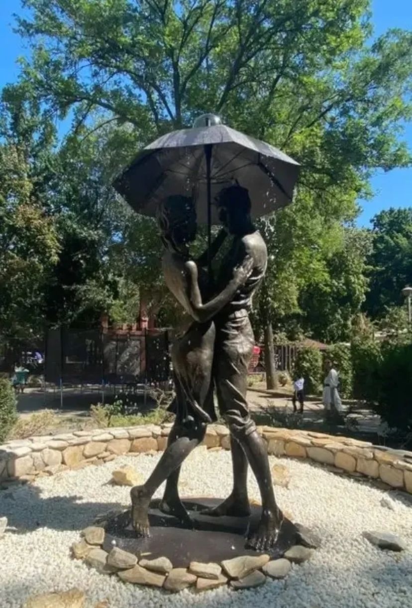 Фігурний фонтан із бронзи склопластику