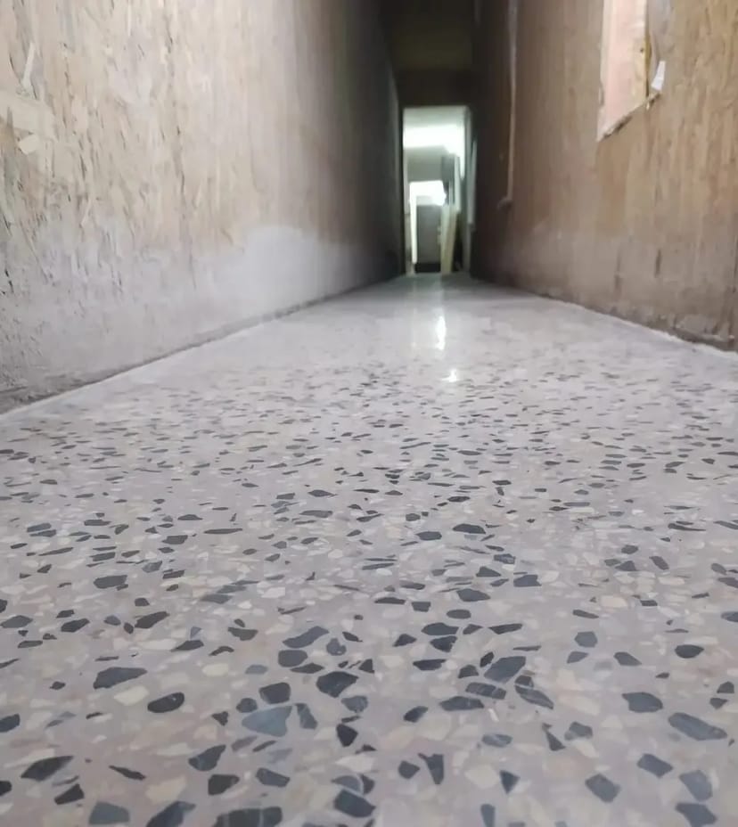 Заливка полімерних наливних підлог Terrazzo | Декоративні мозаїчні покриття під ключ