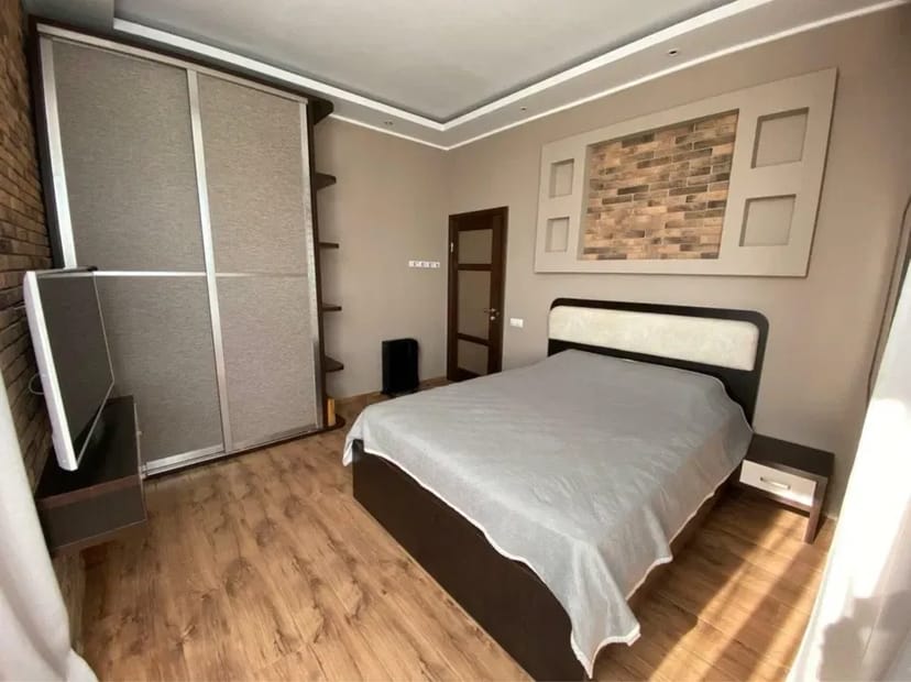 Затишна 2-кімнатна квартира з власним генератором для безперебійного комфорту