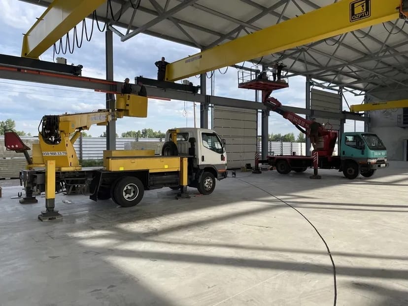 Спеціалізовані Послуги Автовишки (17-35 м). Гарантія Безпеки та Якості Висотних Робіт!