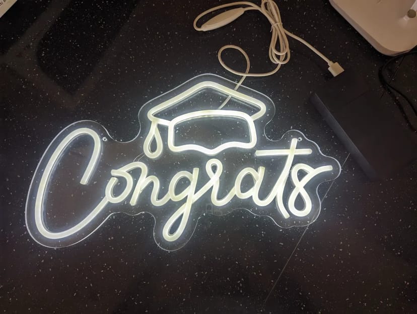 Неонова вивіска congrats. Гарне доповнення для вашого свята
