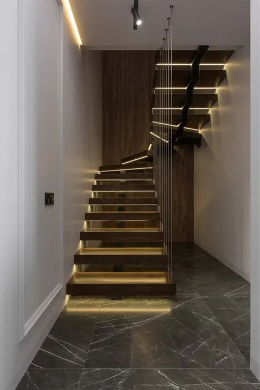 Дерев’яні сходи з дуба, ясеня та горіха — елегантність і надійність у кожній деталі