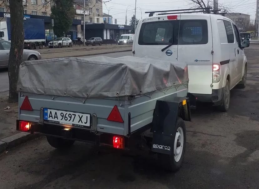 Легковий одноосний причіп для перевезення вантажів