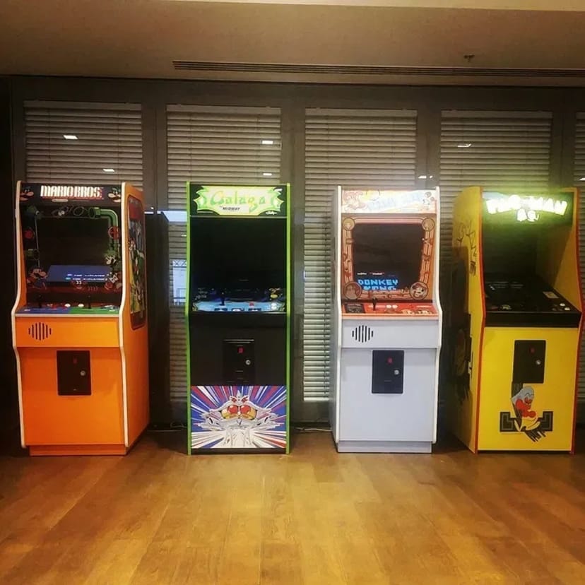 Ретро аркадні автоматі Pac-Man, Mario, Marvel