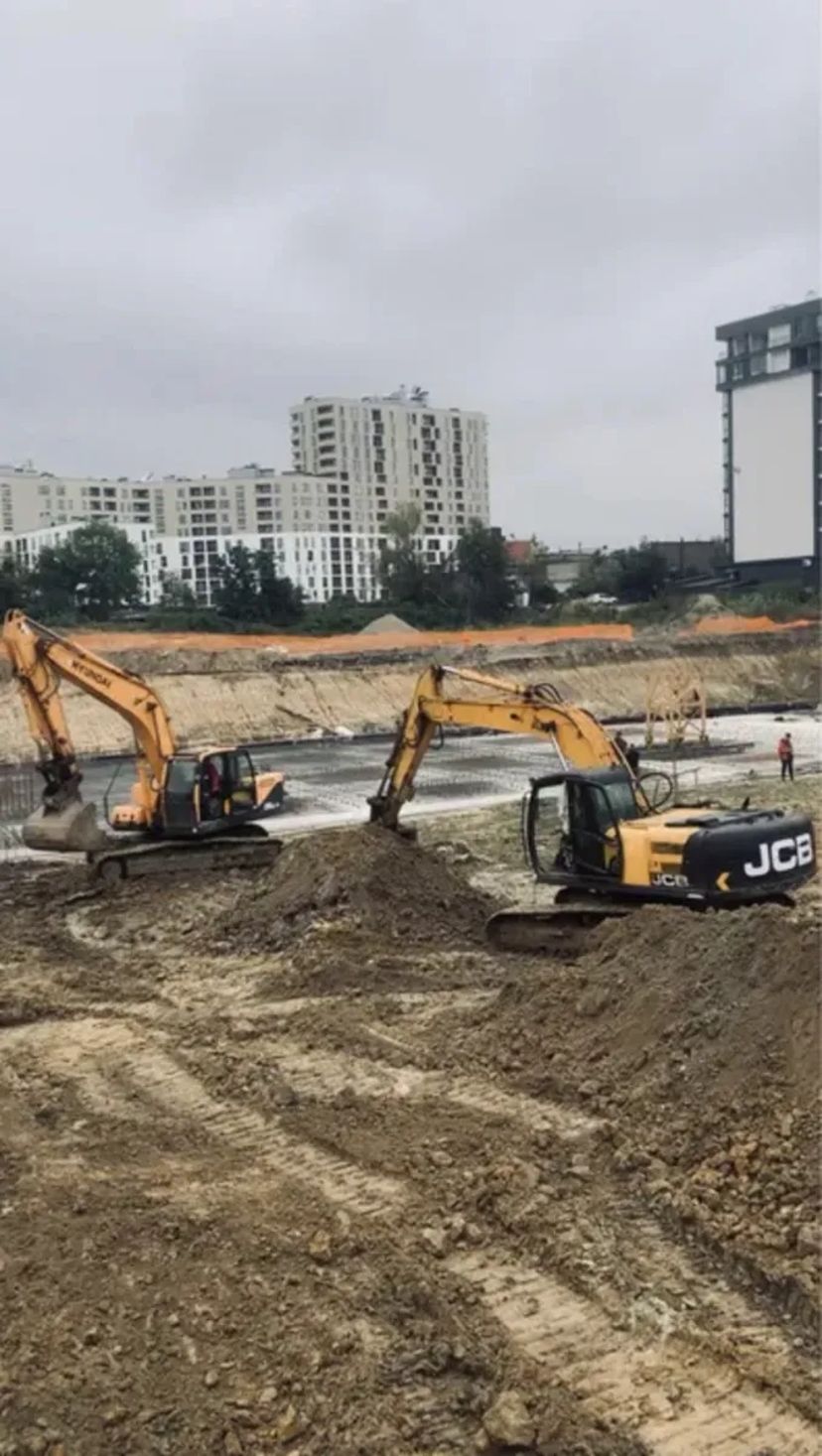 Гусеничний екскаватор JCB для будівництва