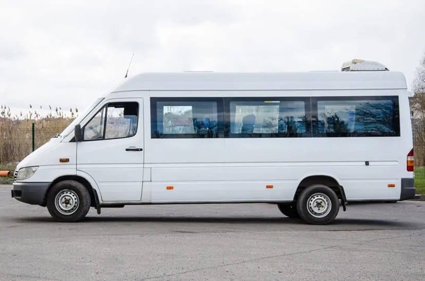 Мікроавтобус Mercedes Sprinter 313 з водієм.