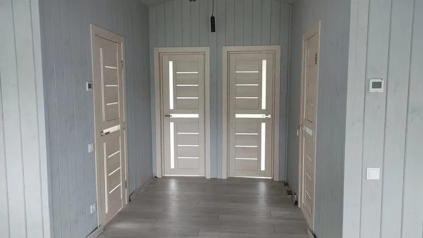 Установка міжкімнатних дверей та укладання ламінату, паркетної дошки.