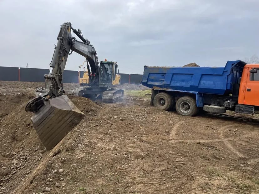 Гусеничний екскаватор