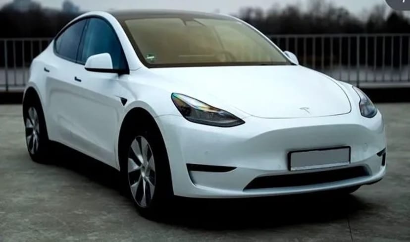 033 Авто Tesla Model Y біла без водія