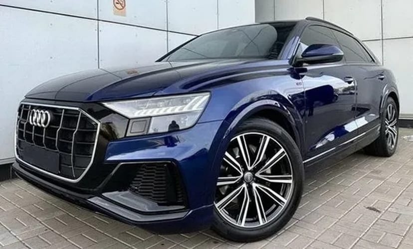 307 Позашляховик Audi Q8 синій без водія