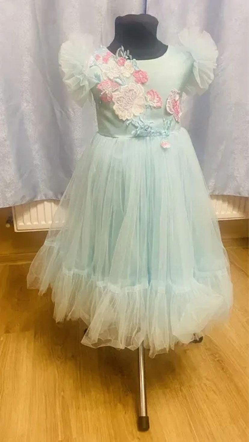 Дитячі сукні , стійки і взуття з прикрасами