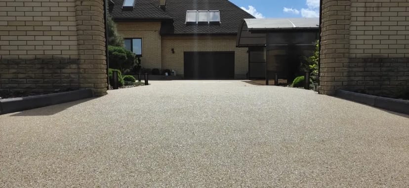 Послуги нанесення покриття кам'яний килим, водопроникне покриття