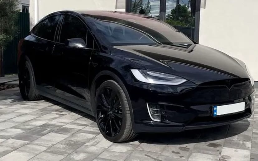 121 Tesla Model X чорна без водія у Києві