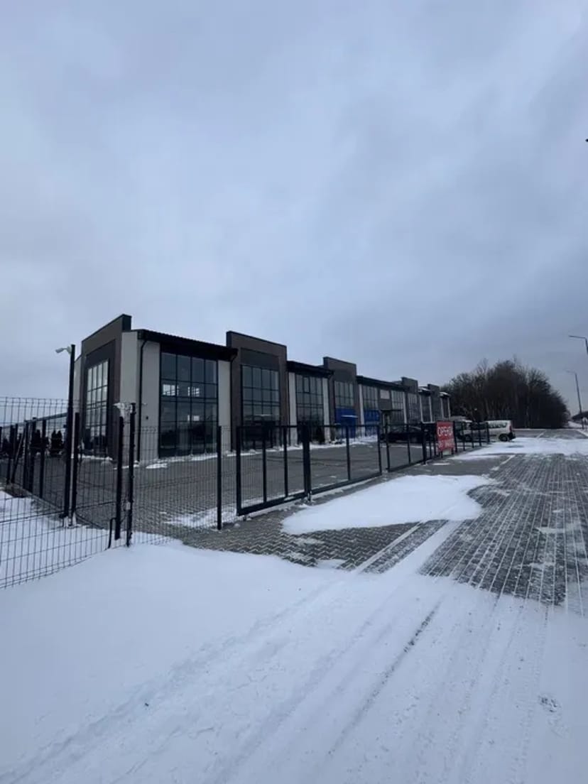 Комерційне приміщення з парковою площадкою