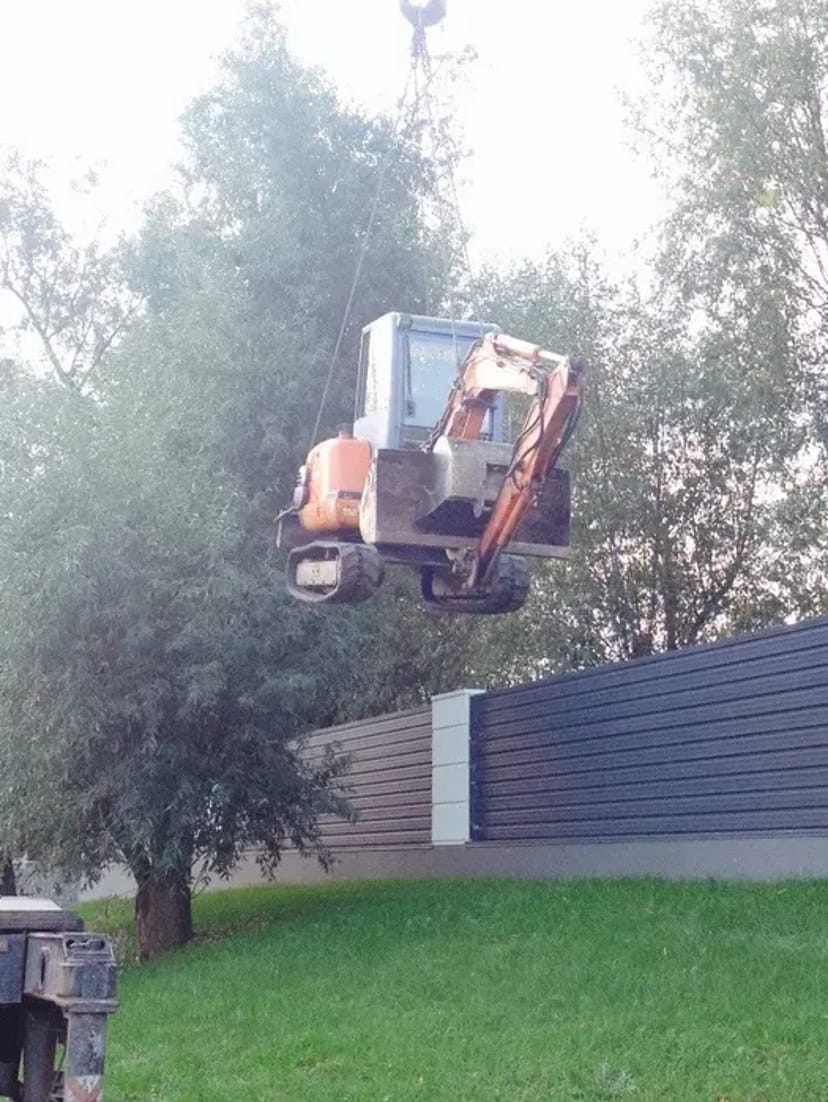 Мініекскаватор з ямобуром, гідромолотом, вилами