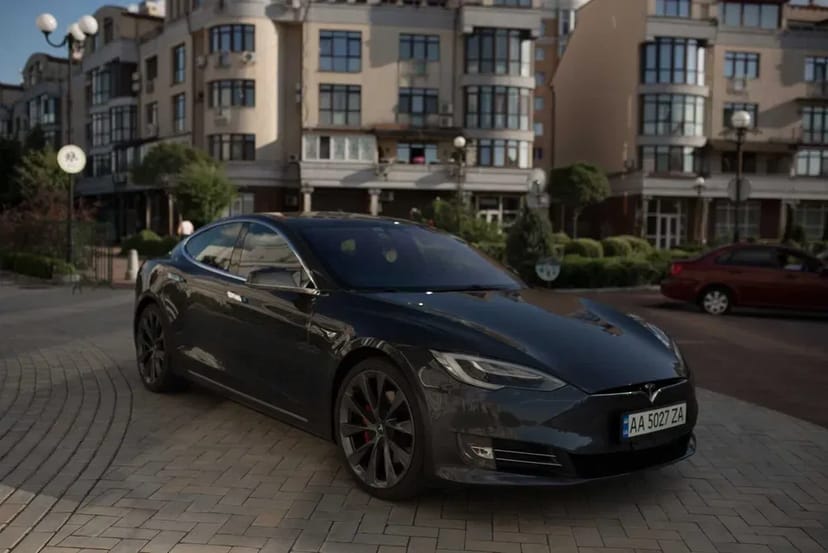 Тесла. Можливо з викупом.