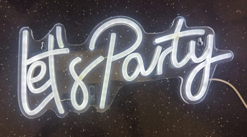 Неонова вивіска Let's Party. Яскраві фото на ваше свято