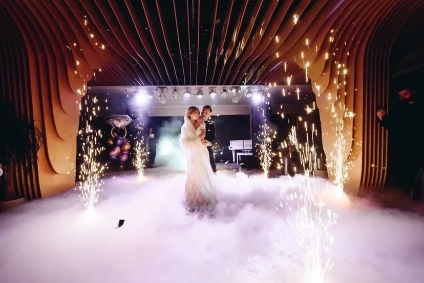 Тяжёлый, низкий дым, конфетти пушка, фонтаны холодные.