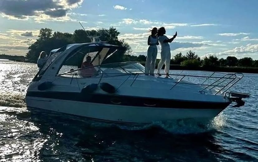 VIP яхти Bavaria 27 у Києві – яхта на день народження, фотосесію, весілля, зйомку