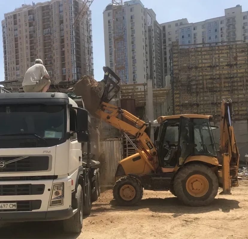 Екскаватор-навантажувач JCB 3CX для будівельних і комунальних робіт.