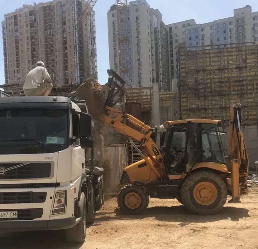 Екскаватор навантажувач