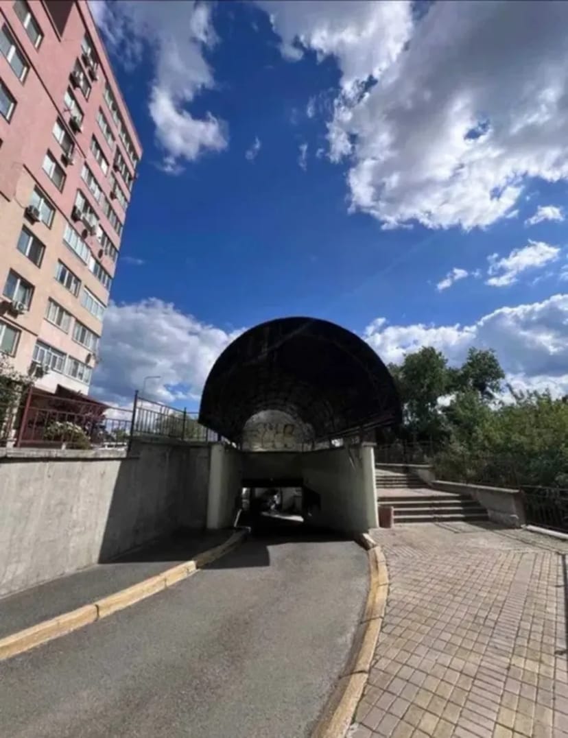 Паркомісце на цокольному поверсі з охороною та відеоспостереженням