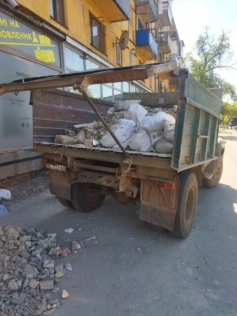 Комплексні послуги: оперативне вивезення будівельного сміття, професійні вантажники та надійні вантажні перевезення по місту.