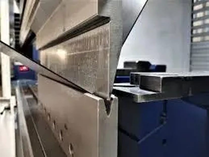 Гнуття металу на листозгинальному верстаті - Точність, Швидкість, Якість!