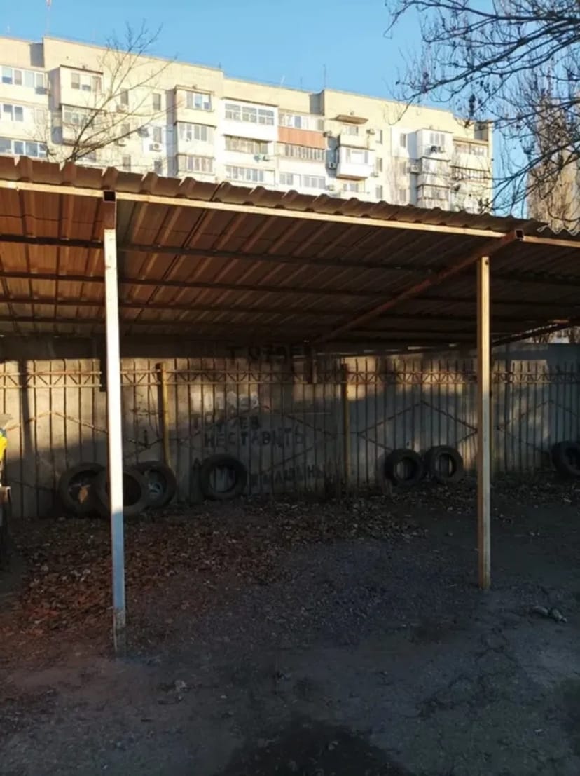 Крите паркомісце на автостоянці "Радісна"