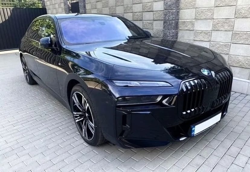 340 Авто на весілля BMW i7 xDrive без водія