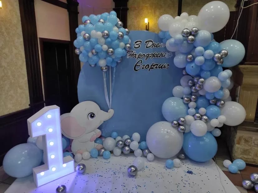 Метрова цифра один з лампочками. Цифра 1 на рочок. Дерев'яна одинична