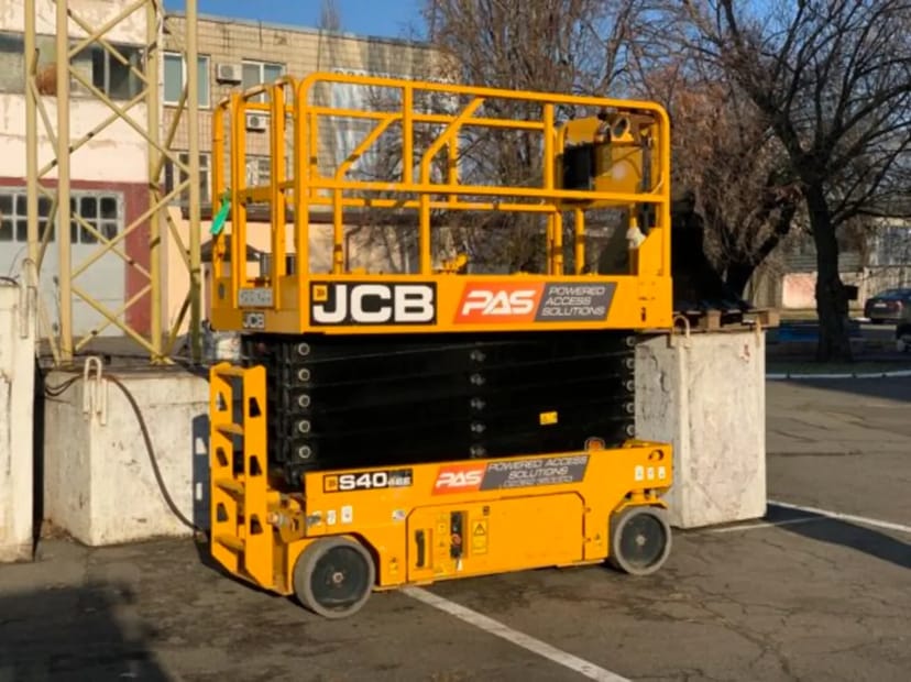 Компактний електричний підйомник JCB S4046E