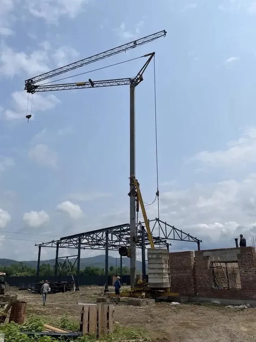 Будівельний баштовий кран для підйому будівельних матеріалів.