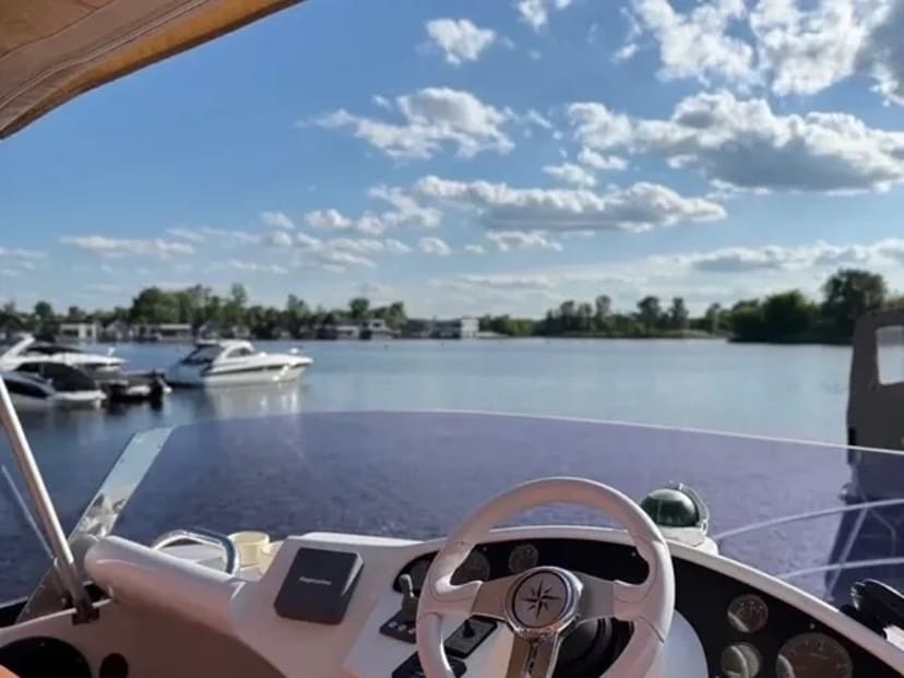 Яхта для VIP відпочинку , до 8 осіб