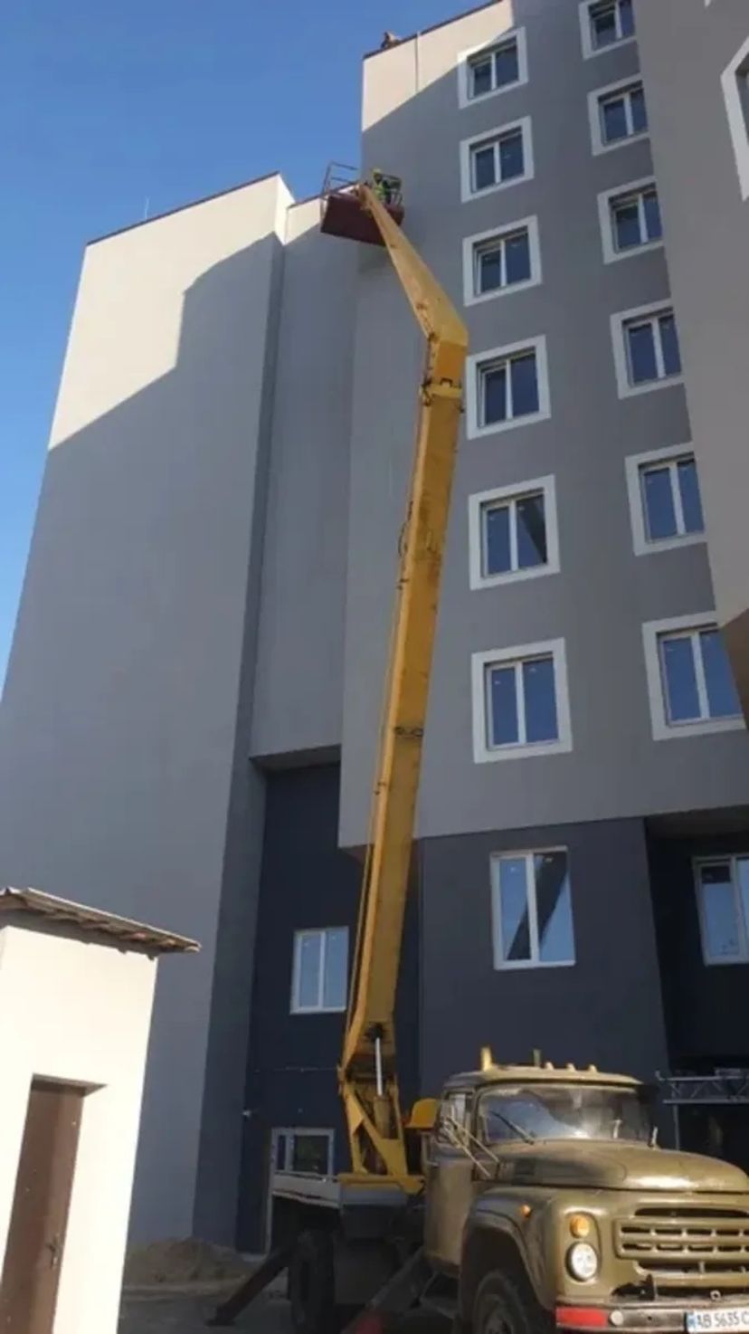 Автовишка для висотних робіт і підйому вантажів