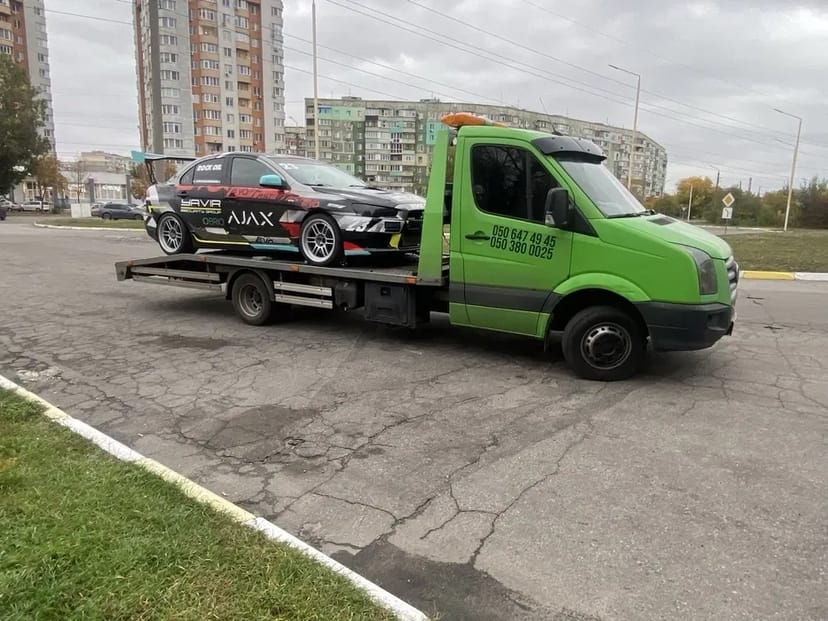 Надійний Транспортний Сервіс: Оперативний Евакуатор та Лавета у Полтаві – Екстрена Допомога На Дорозі та Дбайливе Перевезення.