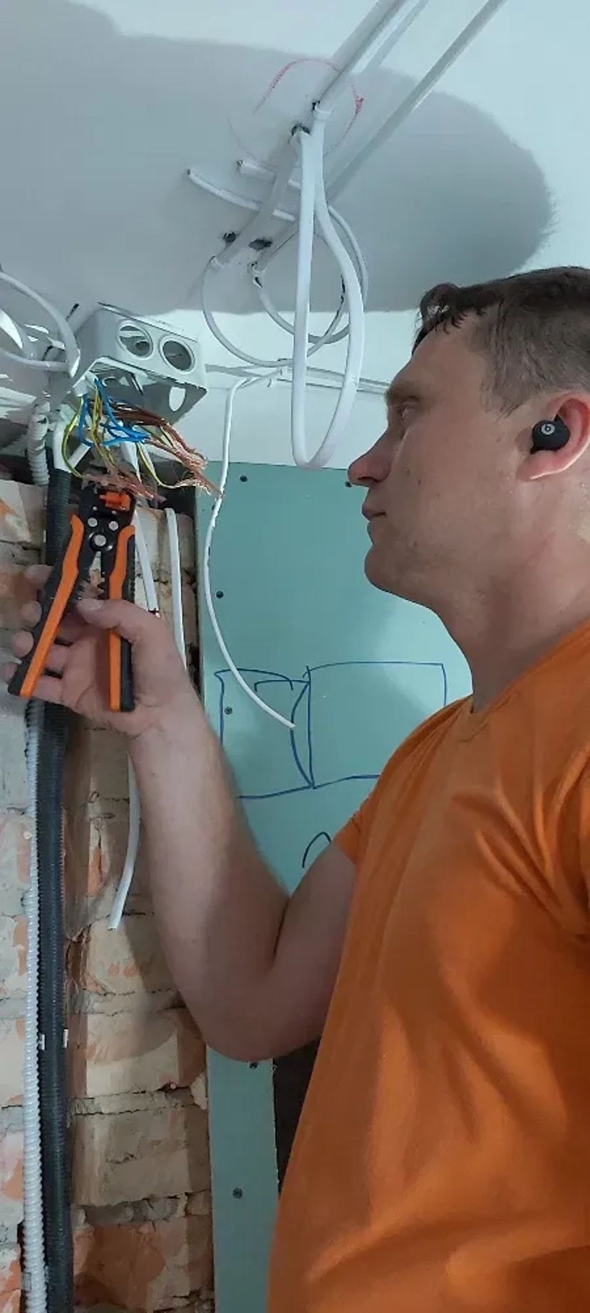 Послуги електрика. Електромонтаж у вашому житлі.