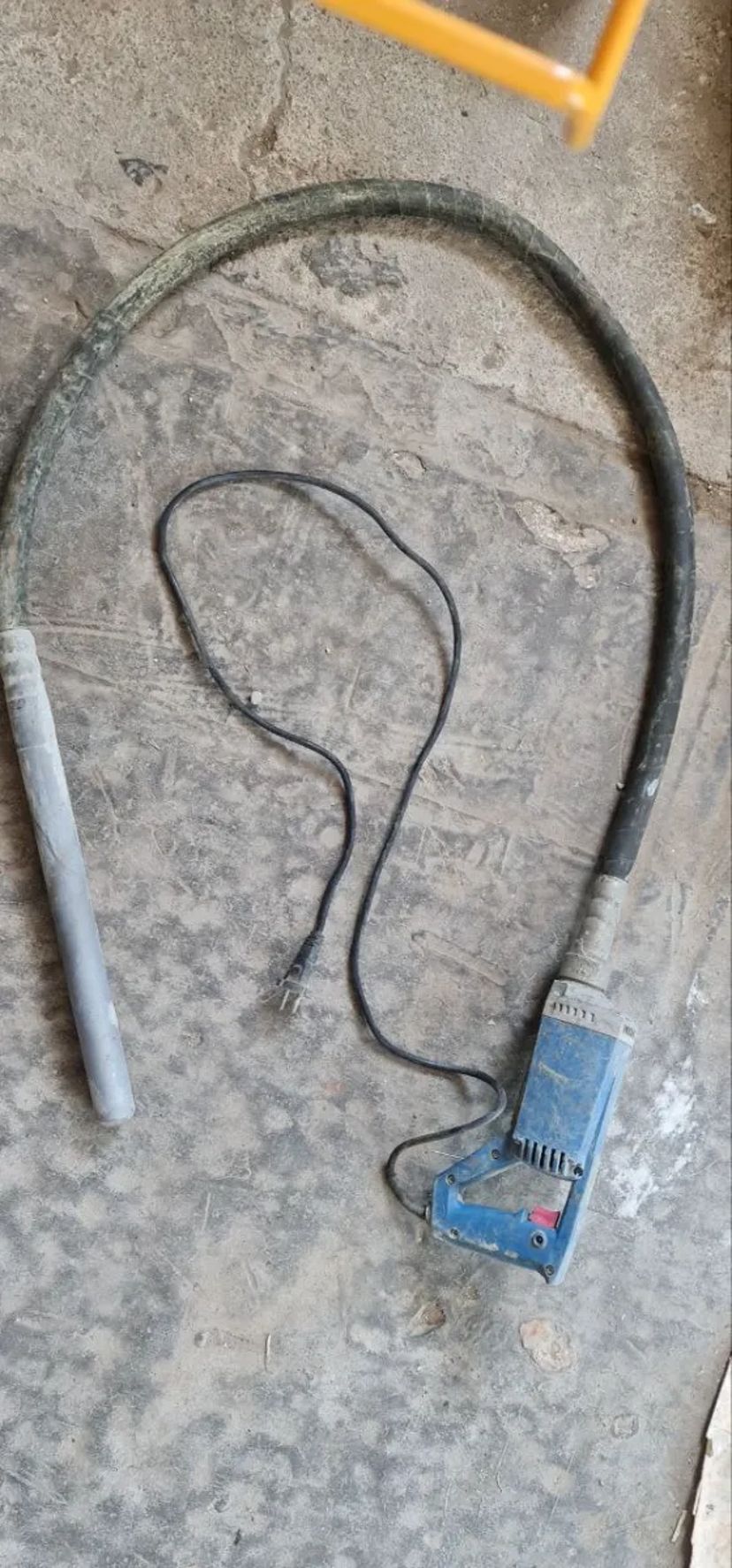 Глибинний вібратор для бетону.