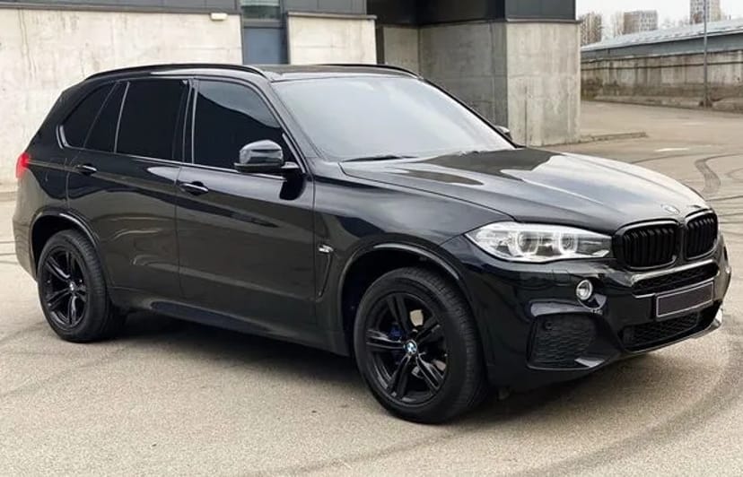 161 BMW X5 чорний джип без водія