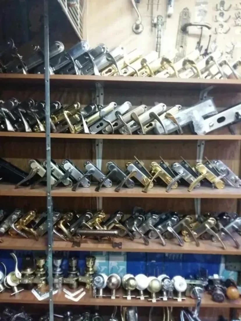 Врізка замків, заміна дверних ручок, професійний ремонт.