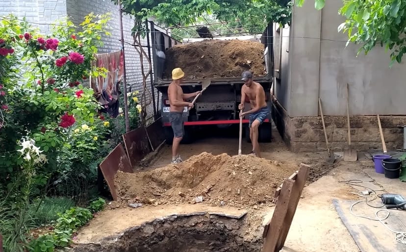 Самоскиди КАМАЗ: риття котлованв, вивіз сміття.