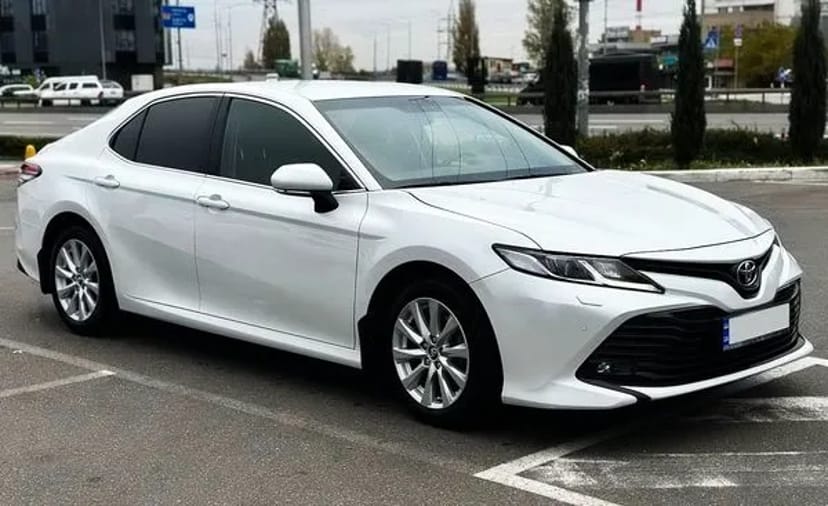 389 Toyota Camry V70 біла на весілля