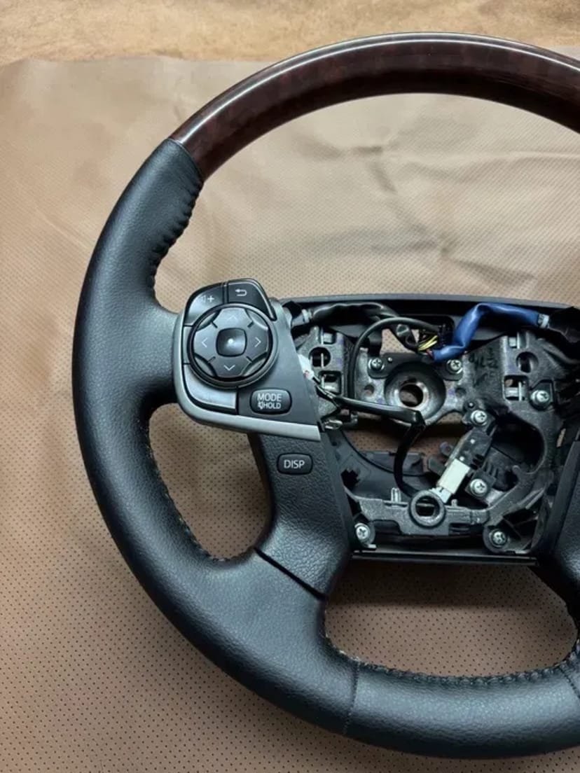 Перетяжка керма, ручок КПП, стелі та елементів салону. Швидко, якісно.