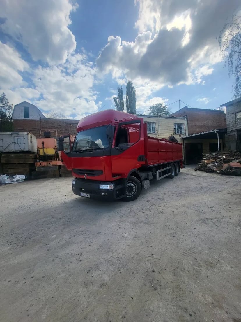 Самосвал з лісним маніпулятором RENAULT 