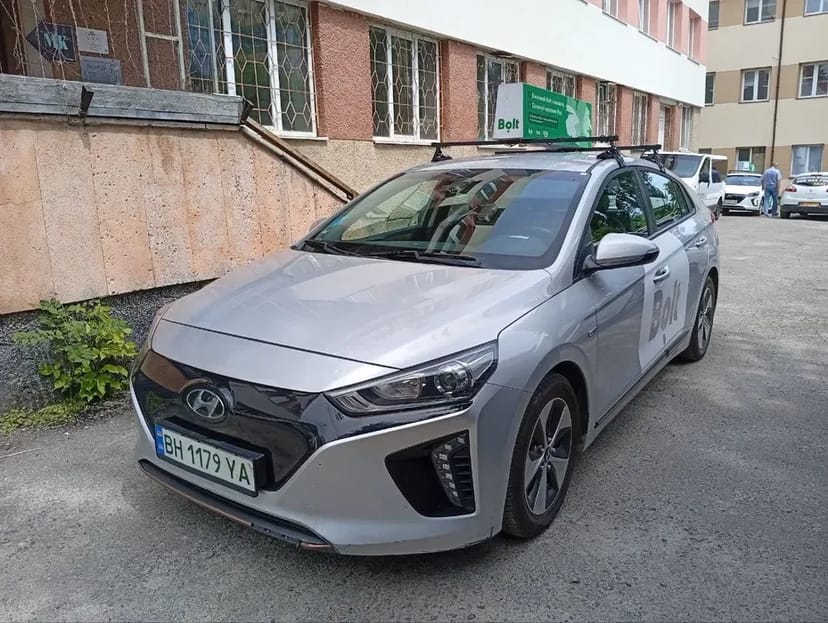 Авто Hyundai Ioniq, Nissan Leaf