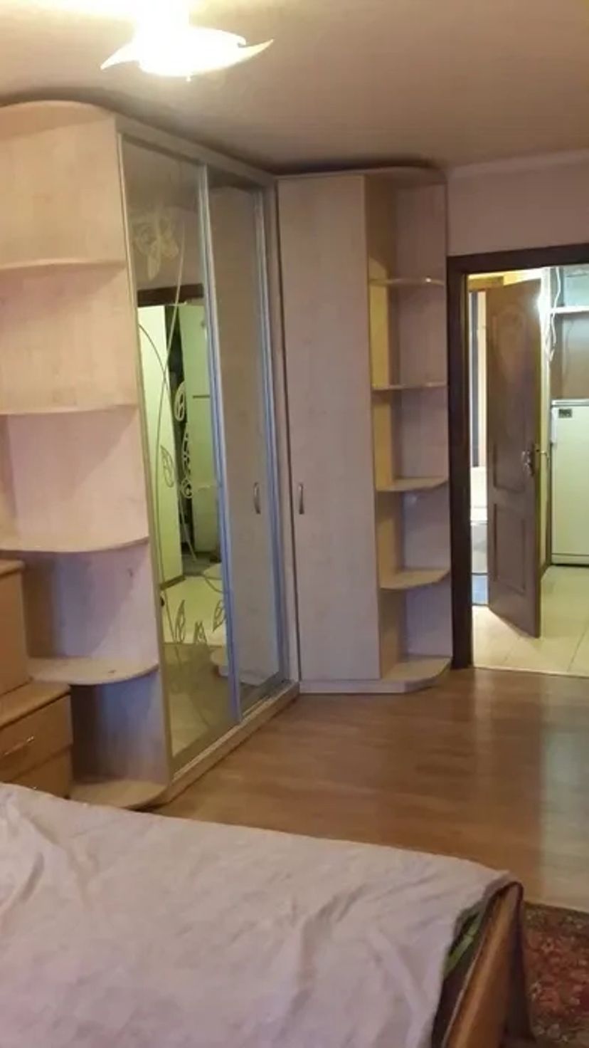 Подобово, на місяць-два метро Деміївська