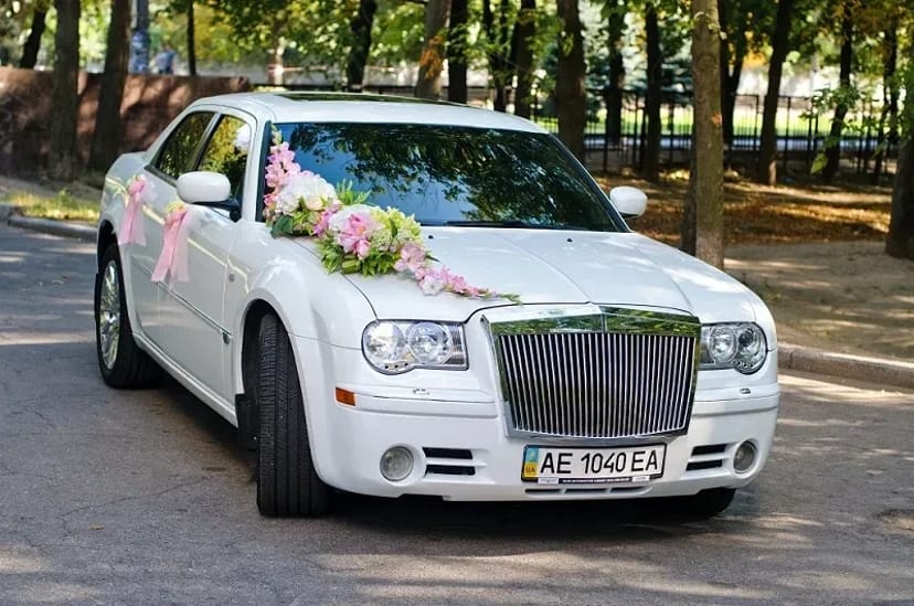 Автомобіль Крайслер 300С оздоблений весільними аксесуарами